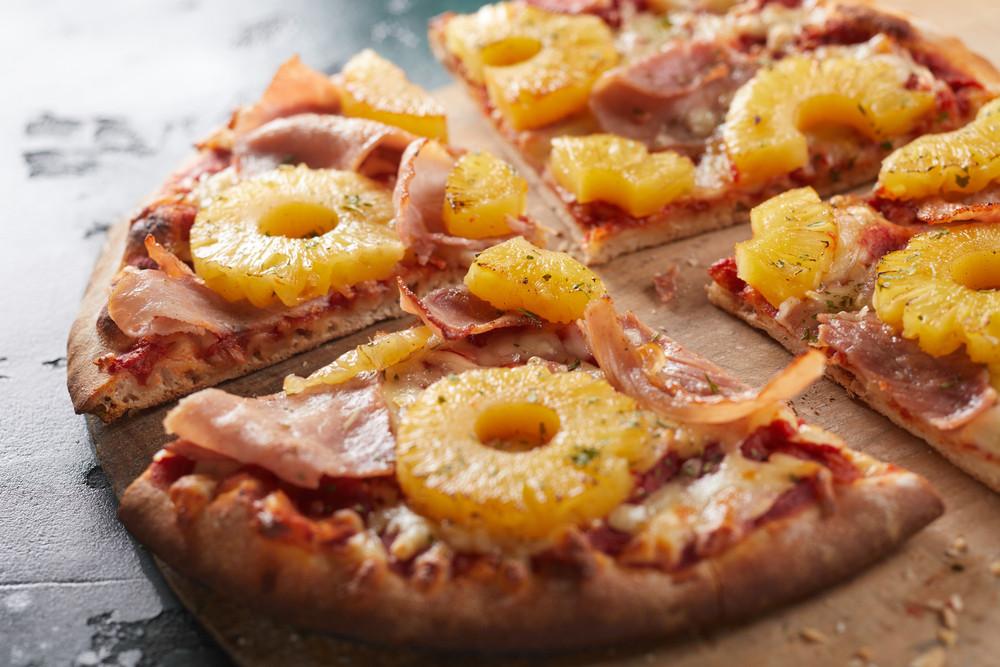 Pizza hawaïenne maison avec jambon, ananas et mozzarella fondante