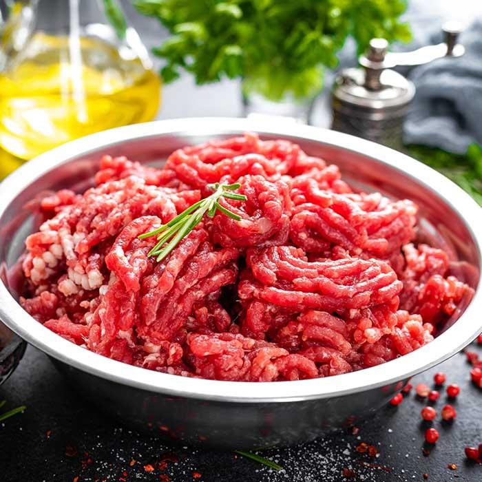 Viande hachée en cuisson avec des oignons pour un hachis parmentier